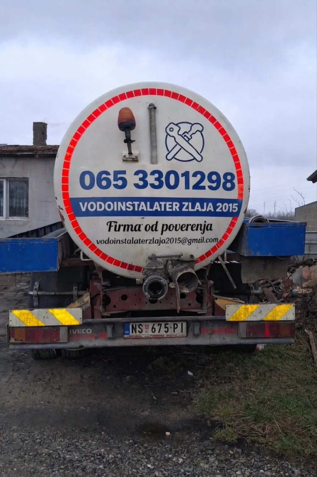 Kamion cisterna za pražnjenje septičkih jama